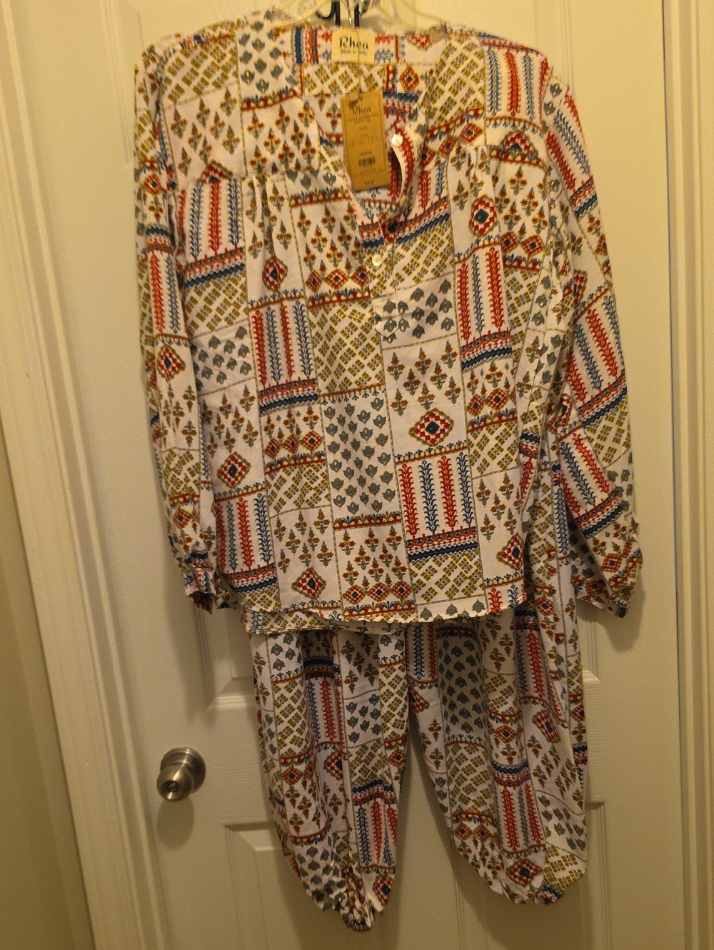 Wormen vibrant charm Mudflower Shirt Pintuck Printed Red Top & Pants Set.